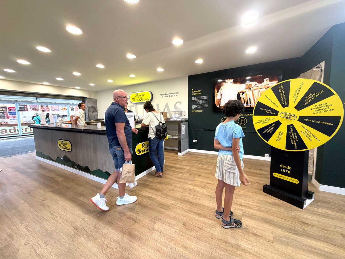 Diseño, producción y montaje de stand Queso Tres Oscos FIDMA 2026